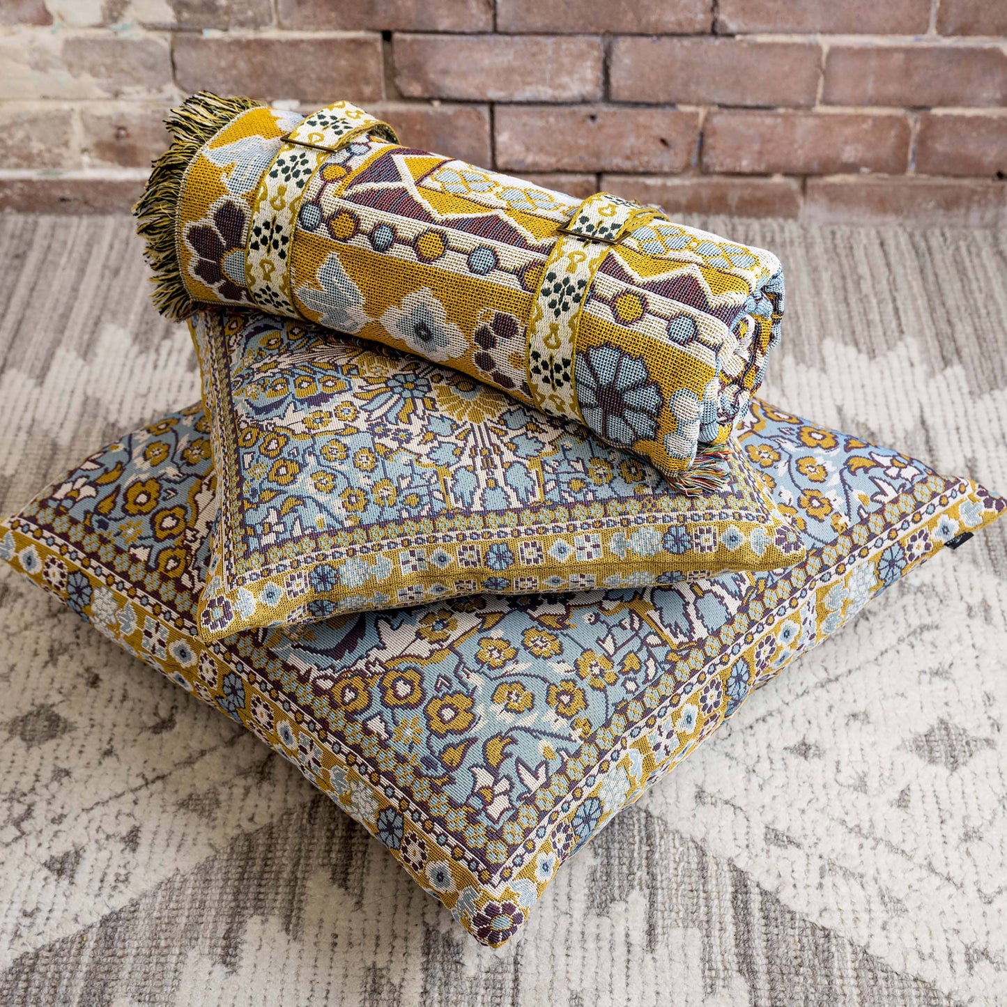 'Every Little Thing' Woven Picnic Rug/Throw: Regular 130x160cm